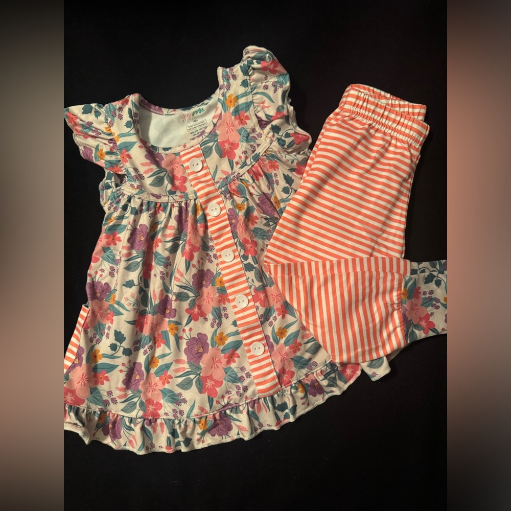 GiGi and Max floral stripe
Set - 18 months top and bottom - fits like 2T